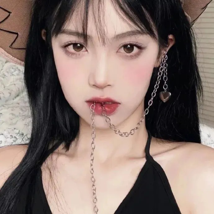 黑夜中的玻璃人偶